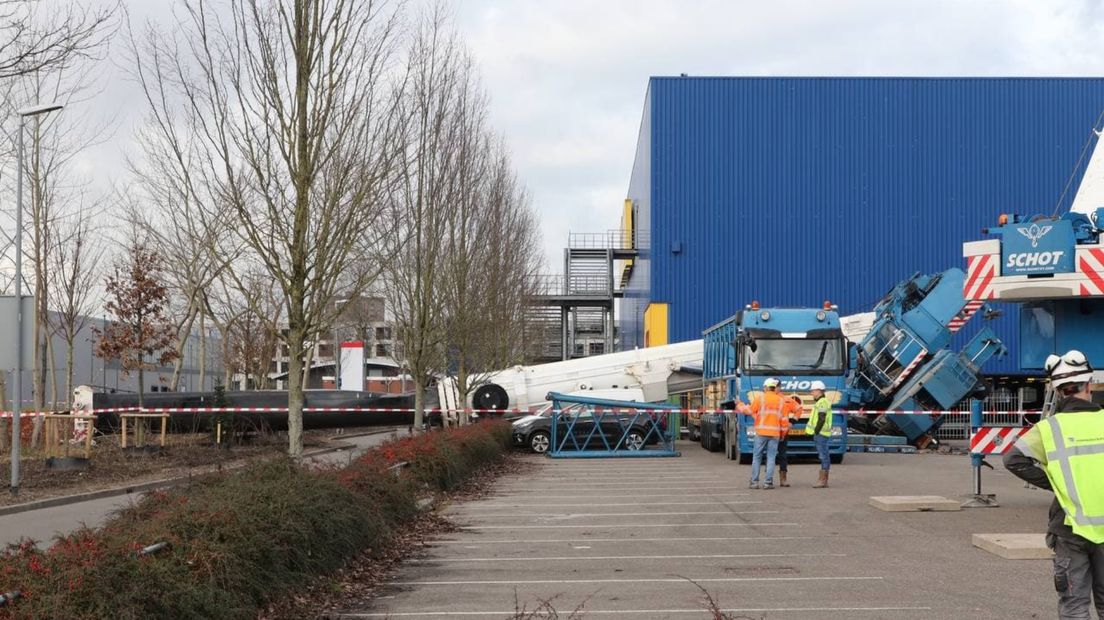 De bouwkraan ligt net achter de hoofdingang van de parkeerplekken onder de IKEA