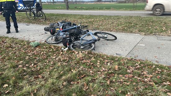 Botsing fietsende scholieren met scooterrijder in Helden: 3 gewonden. Botsing fietsende scholieren met scooterrijder in Helden: 3 gewonden.