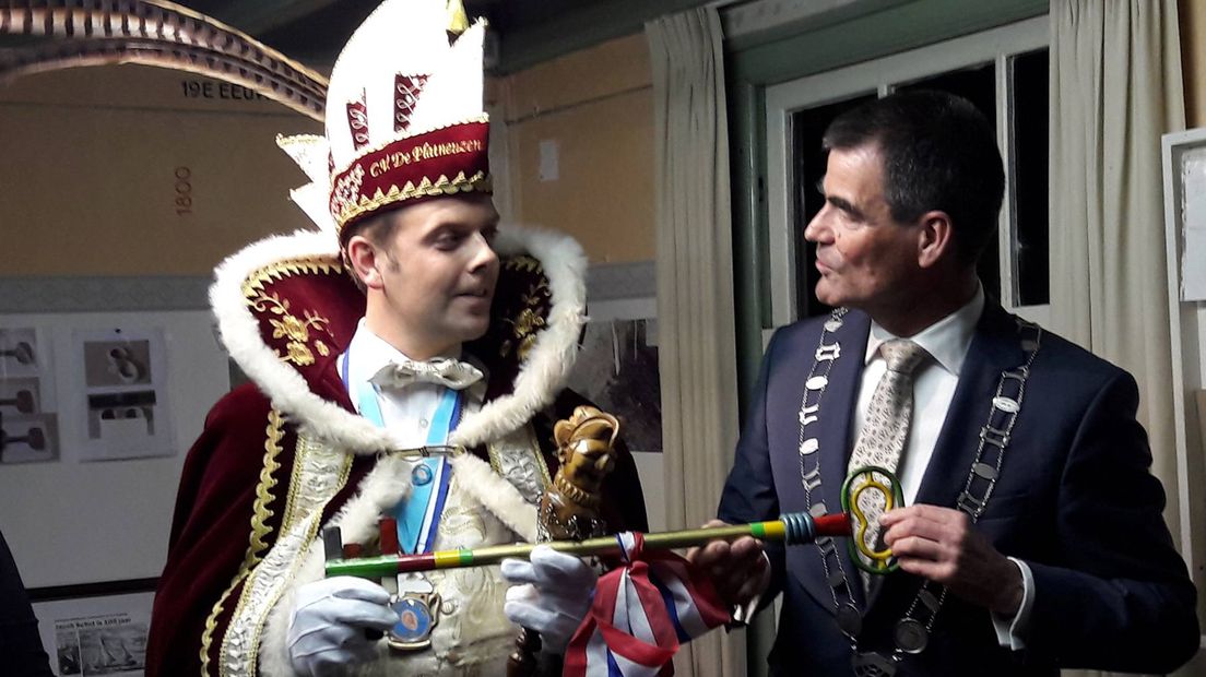 Prins Paulus krijgt de sleutel uit handen van burgemeester De Jong.