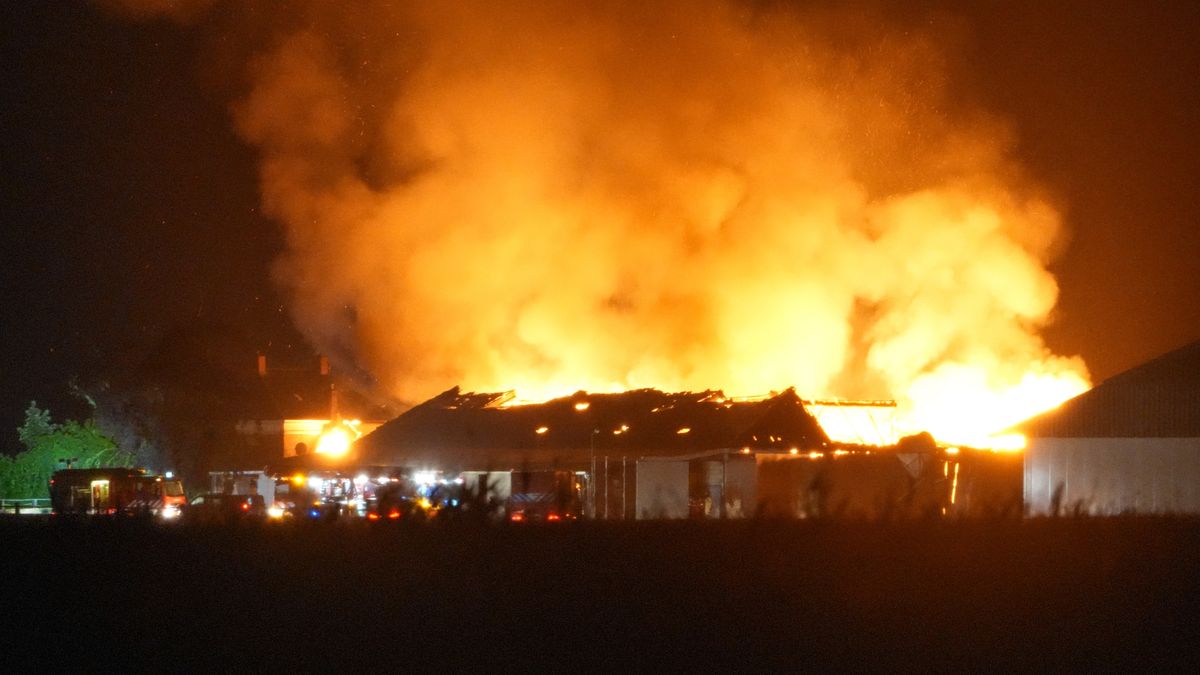 112-nieuws: Uitslaande schuurbrand in Middelstum bedreigt woning