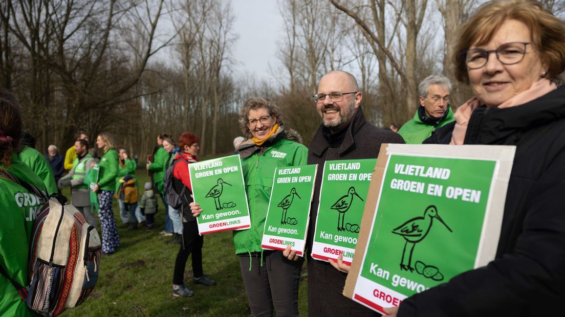 Demonstranten met borden: 'Vlietland groen en open'