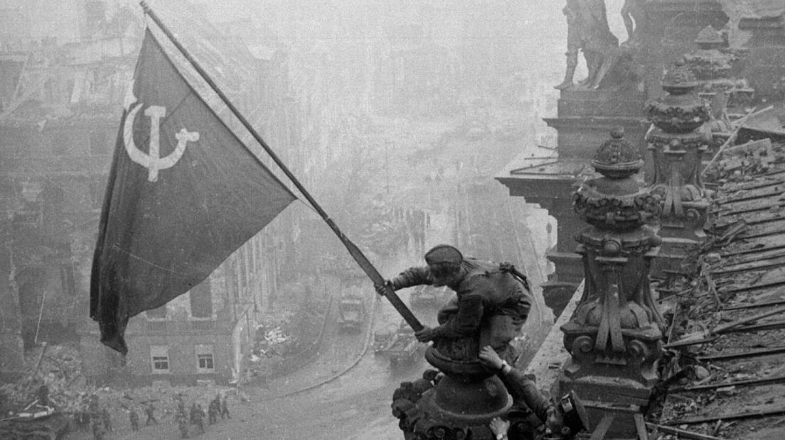Russen hijsen de Sovjetvlag op de Reichstag - foto publiek domein