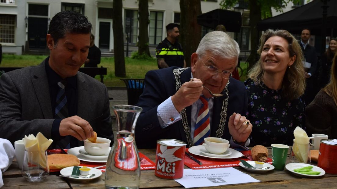 Burgemeester Jan van Zanen schuift aan bij de Bevrijdingslunch