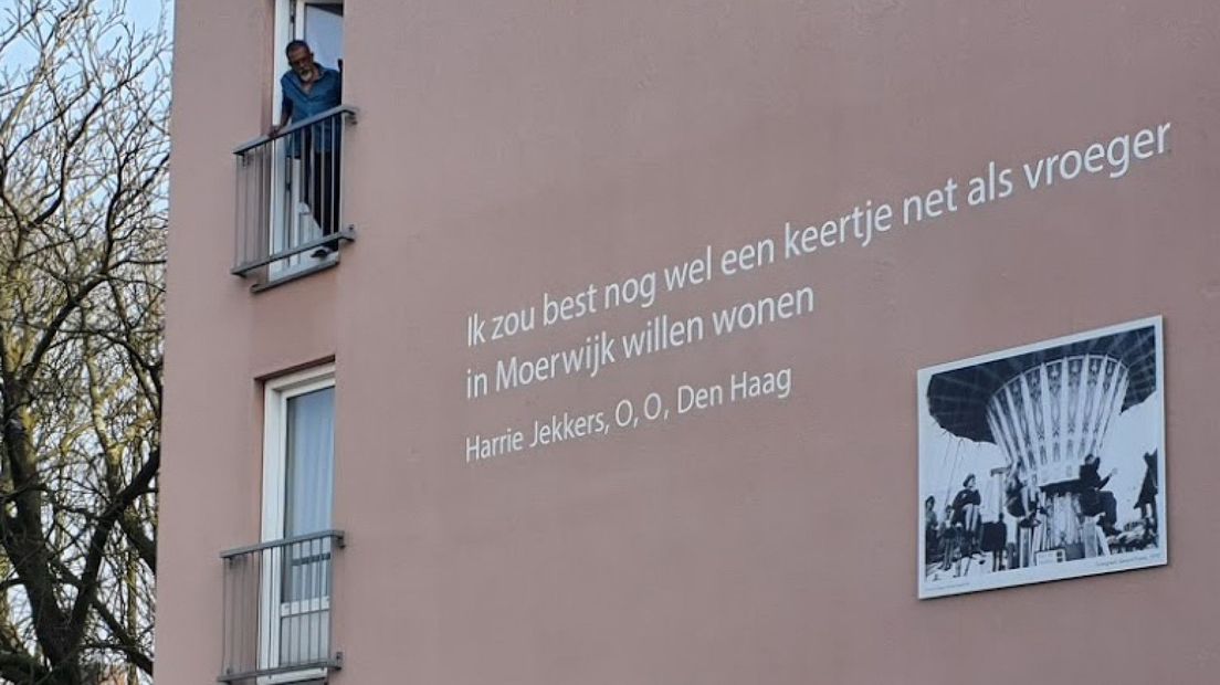 De tekst staat op de gevel van een wooncomplex aan de Erasmusweg