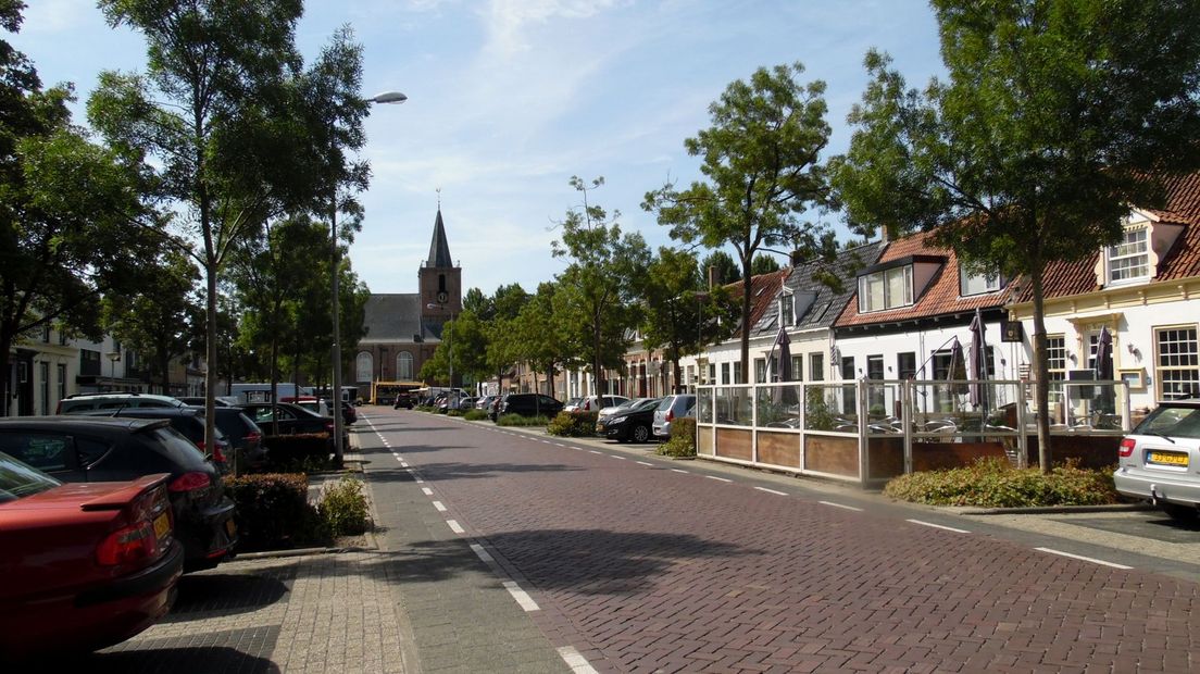 De Hoofdstraat die naar de Nikolaaskerk in Kortgene leidt.