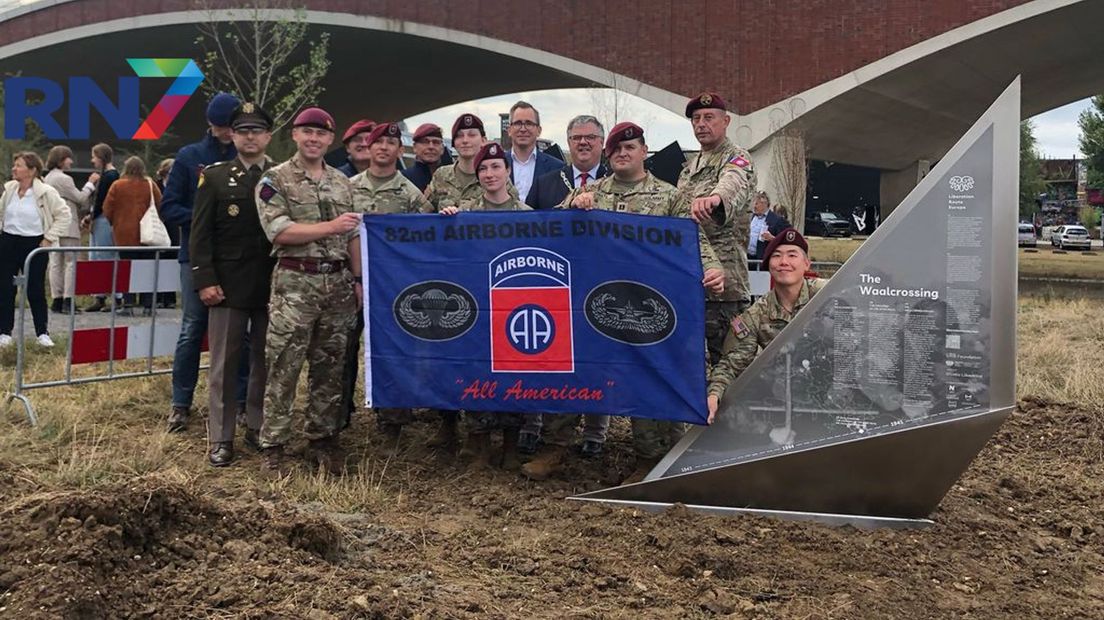 Burgemeester Bruls en Herre Dijkema met de Amerikaanse 82nd Airborne Division