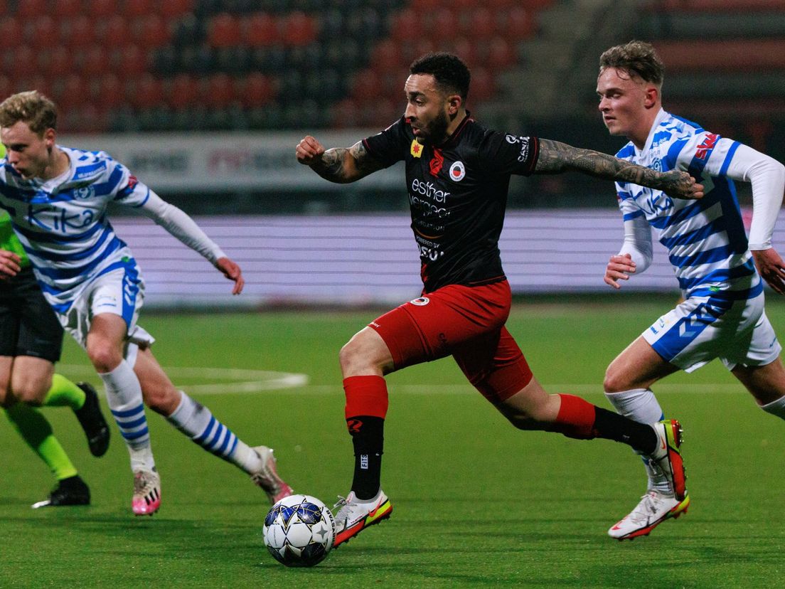 Brandon Ormonde-Ottewill tussen twee spelers van De Graafschap