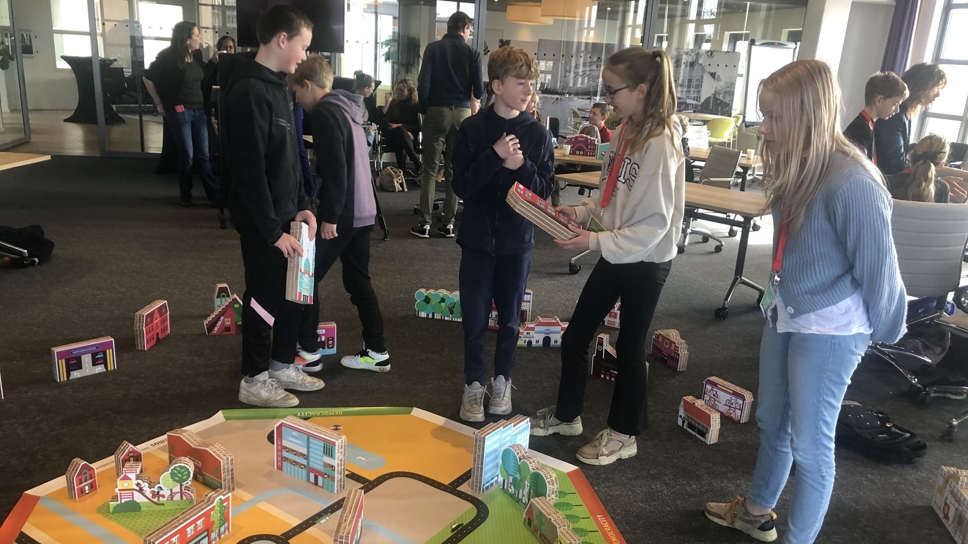 Door een spelletje kennismaken met de gemeenteraad, Akkrumer kinderen leren over de politiek