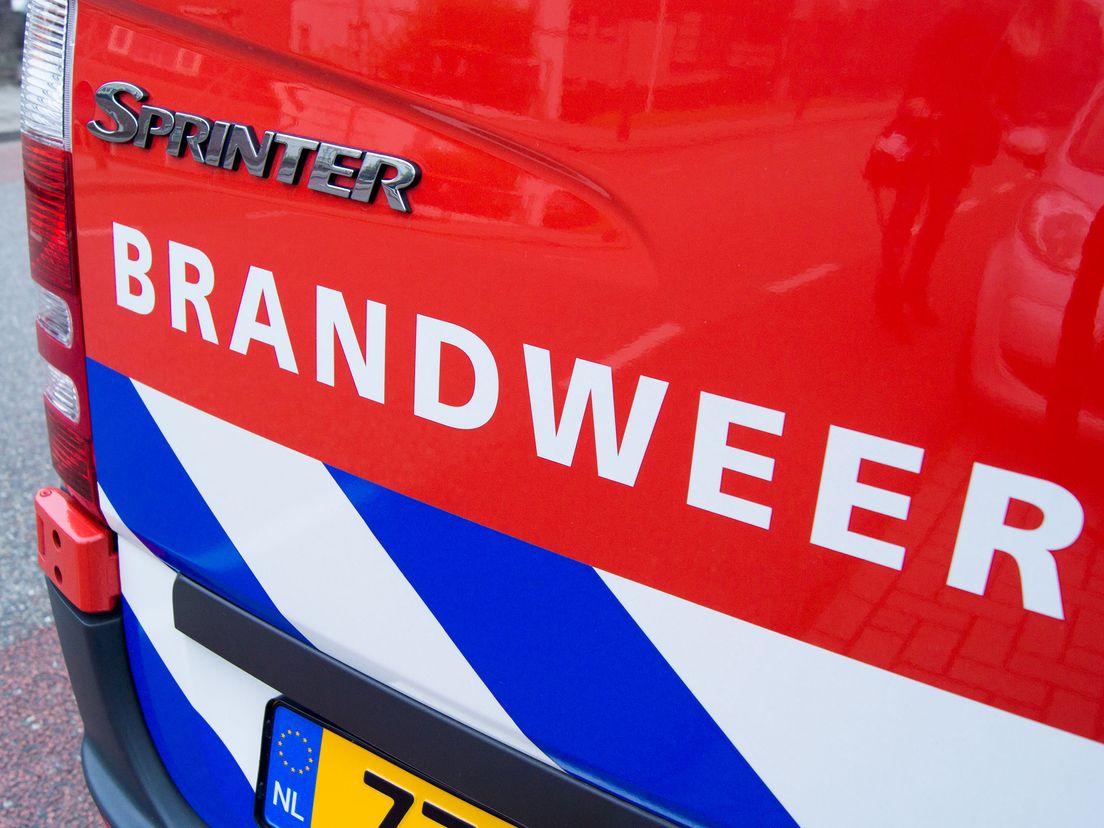 Brandweer redt bewoner uit brandend huis