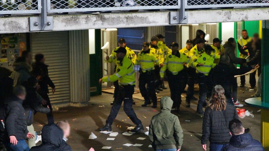 Optreden van de politie onder vak G tijdens ADO - Feyenoord.