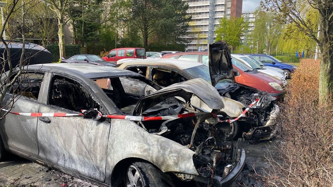 Twee auto's brandden vannacht uit aan de Dollard in Zwolle. In oktober vorig jaar gingen op diezelfde parkeerplaats drie auto's in vlammen op.