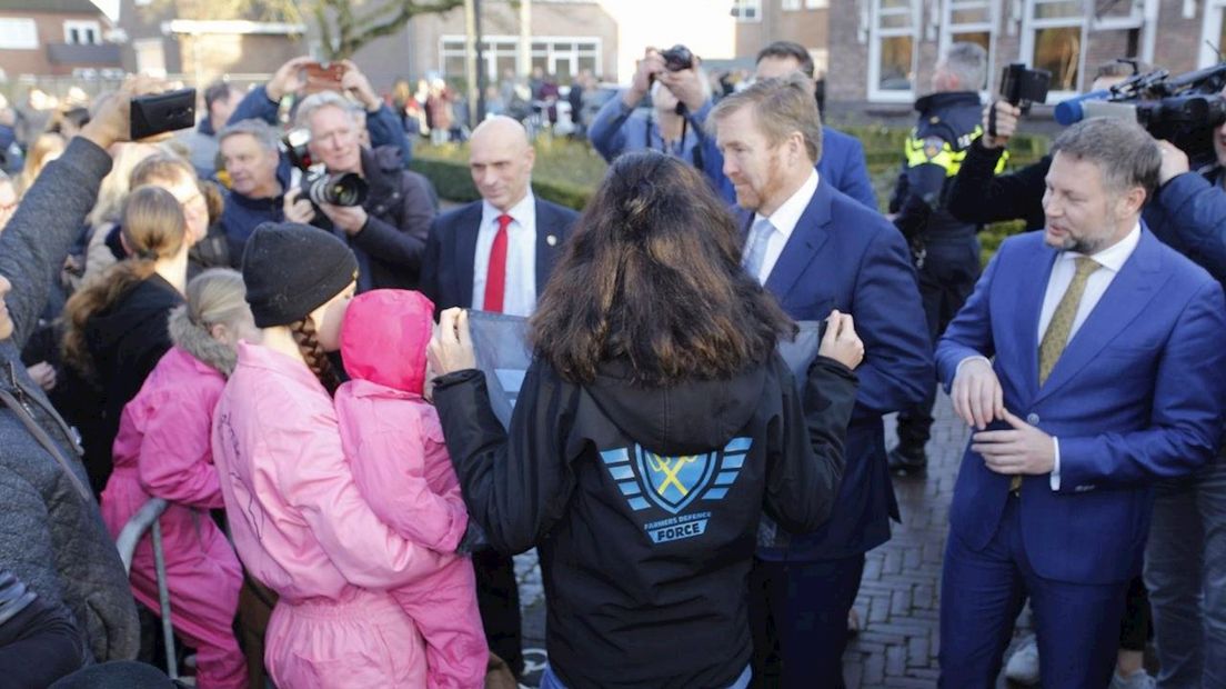 Koning luistert naar boeren in de problemen