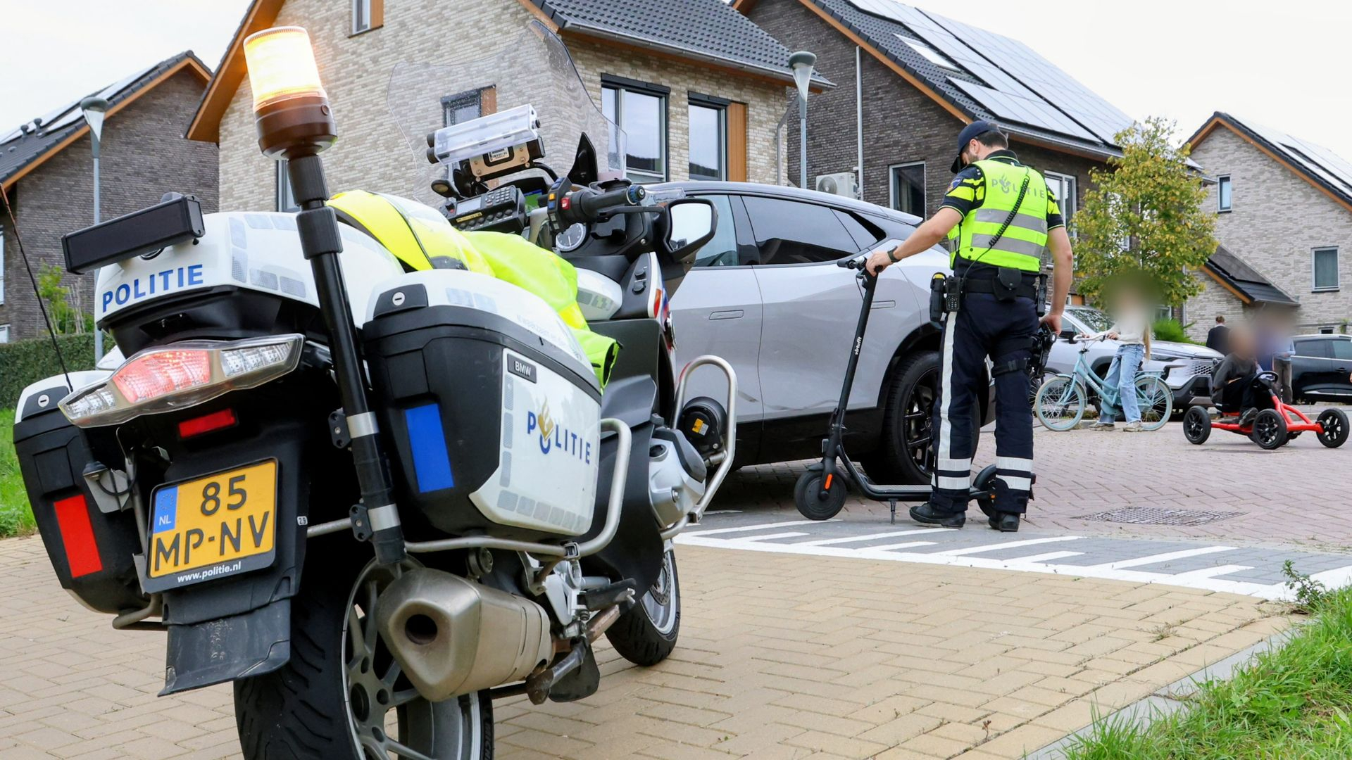 Auto botst op tractor • brandweer redt papegaai