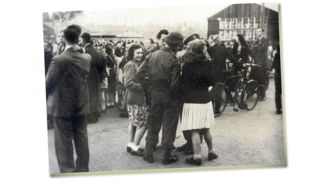 Utrechtse meisjes en geallieerde militairen, vermoedelijk op een dansfeest bij het Veemarktplein op 8 mei 1945.