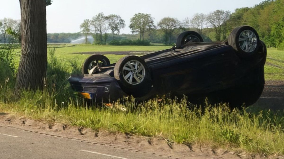 Auto op de kop door botsing in Zwiggelte, bestuurder gewond