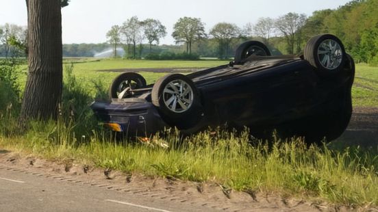 Auto op de kop door botsing in Zwiggelte, bestuurder gewond. Auto op de kop door botsing in Zwiggelte, bestuurder gewond.