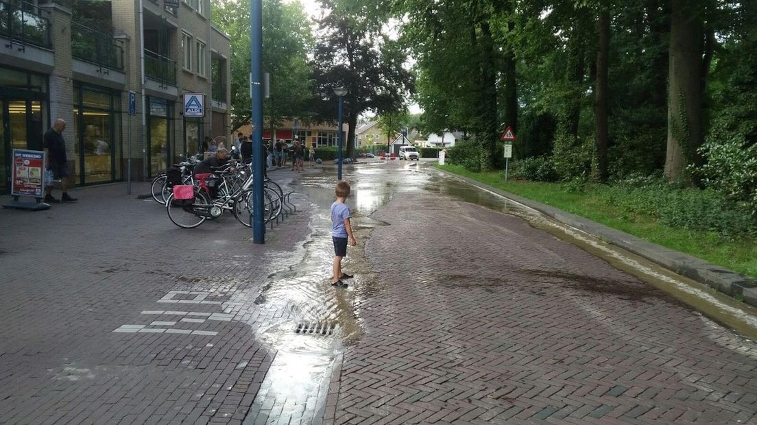 Straat staat blank in Schalkhaar