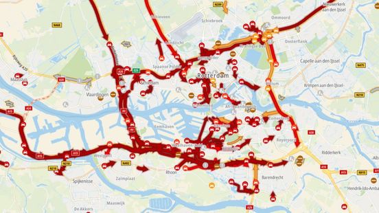 Wegen rond Rotterdam kleuren rood: files in en rond de stad door spoedreparatie en meerdere ongelukken. Wegen rond Rotterdam kleuren rood: files in en rond de stad door spoedreparatie en meerdere ongelukken.