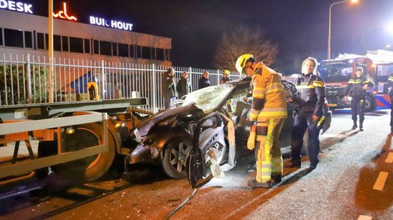 Auto in vlammen • gewonde bij botsing. Auto in vlammen • gewonde bij botsing.