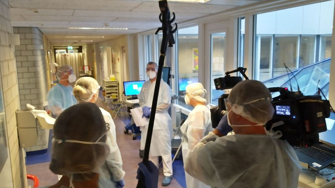 Verslaggever Marjolein Lauret en cameraman Jan Sliep op een covid-verpleegafdeling (Rechten: Treant Zorggroep / Erwin Kikkers)