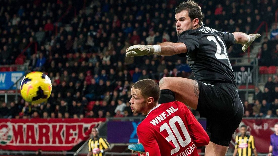 Piet Velthuizen in actie voor Vitesse tegen FC Twente.