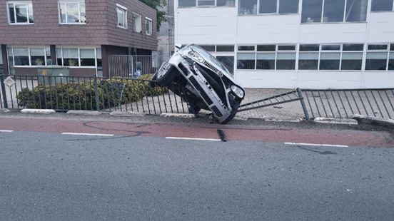 Automobilist richt onder invloed enorme schade aan