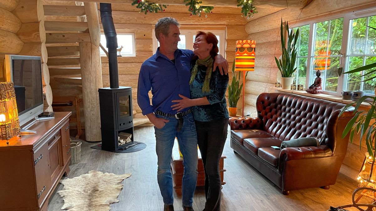 Hero en Sofia slapen met kerst in hun aardbevingsbestendige boomstammenhuis