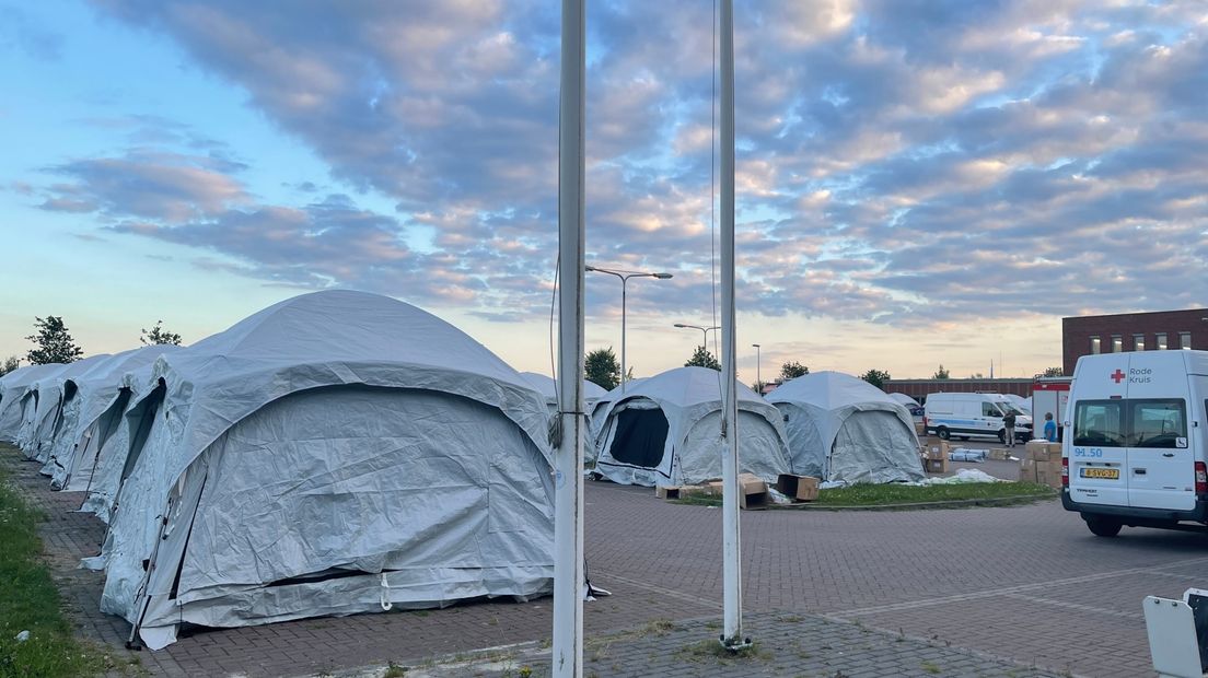 Het tentenkamp op de parkeerplaats van het aanmeldcentrum in Ter Apel