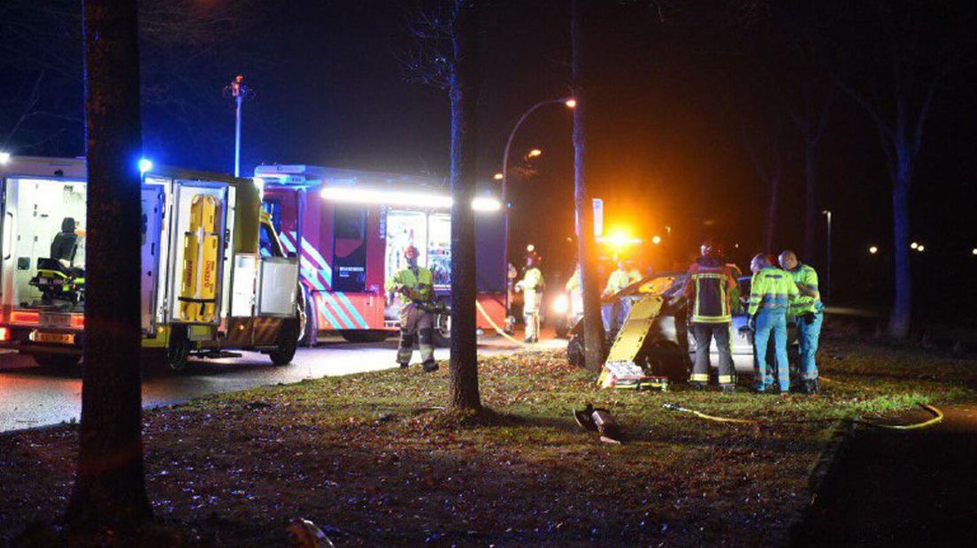 De bestuurder raakte door de botsing tegen de boom bekneld in de auto.