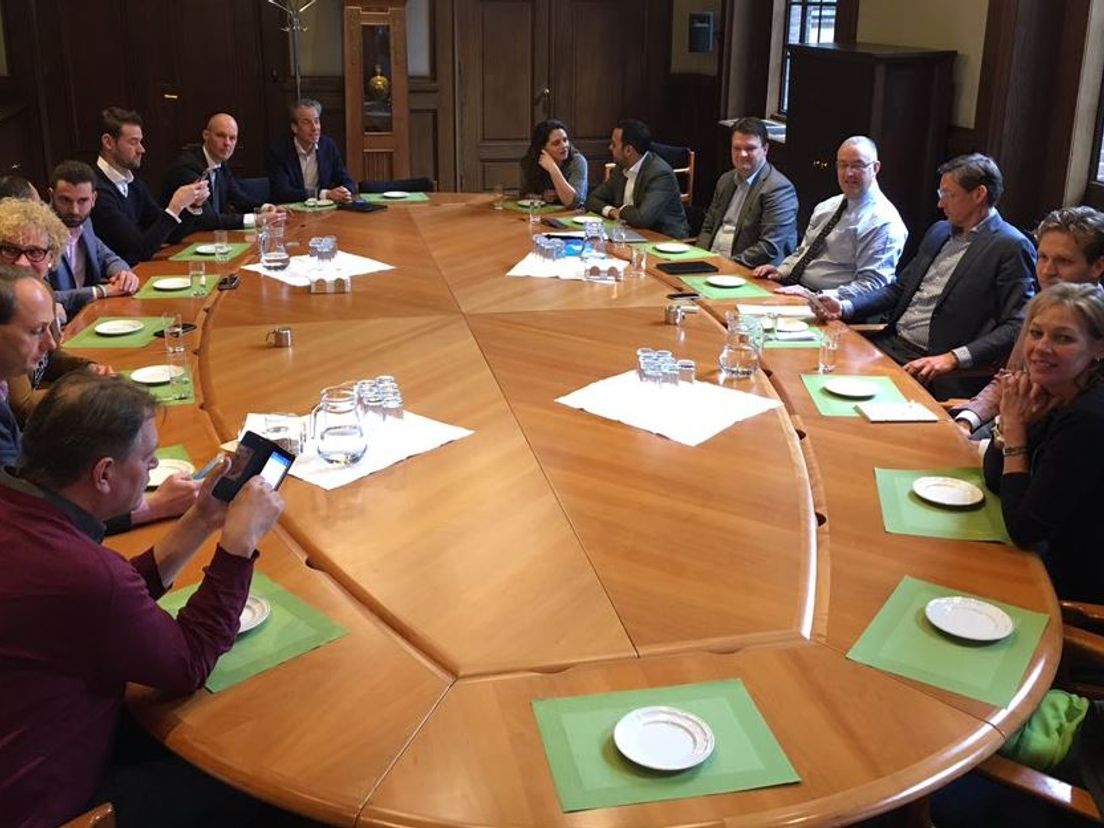 De Rotterdamse lijsttrekkers op de koffie bij burgemeester Aboutaleb.