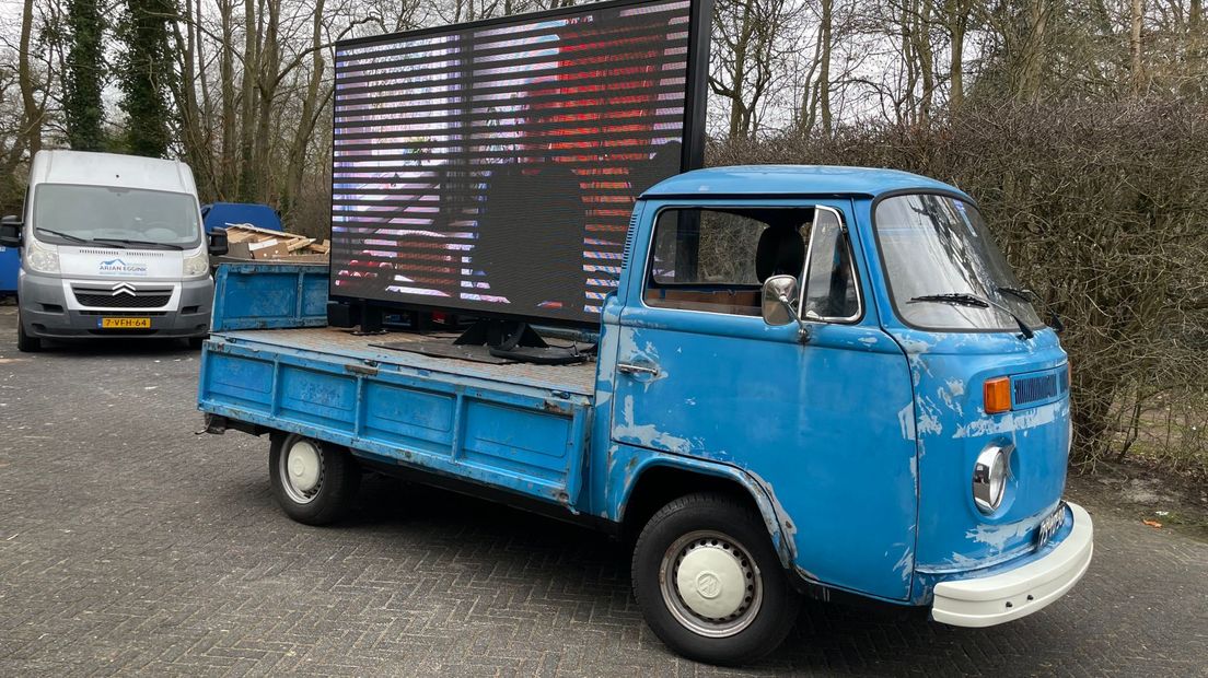 Een blauwe oldtimer reed met videoboodschappen door Ruinen
