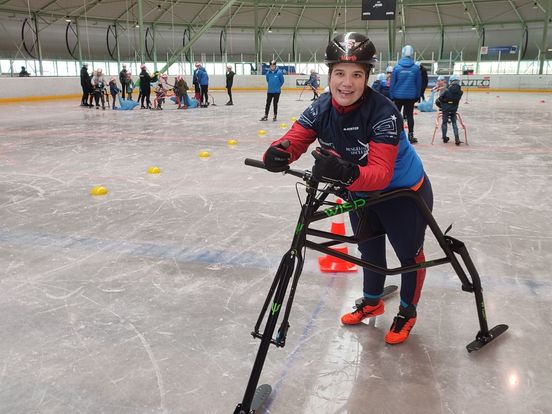 Schaatsen met een frame, gesneden koek voor Maartje Ellenkamp: "Ook als je niet kunt lopen"