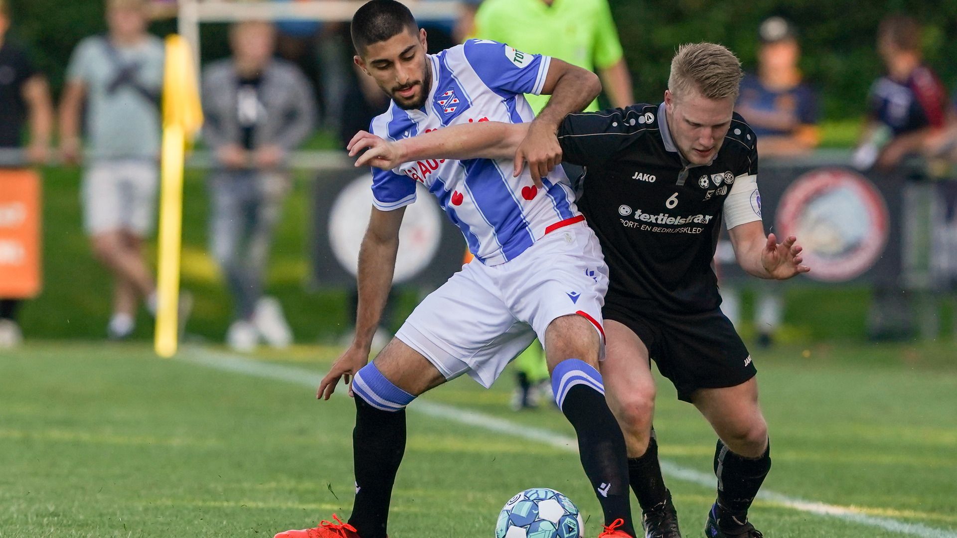 Rami Al Hajj van Hearrenfean in duel met een speler van Gaasterlân-Sleat