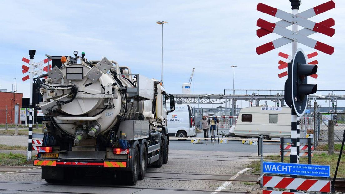 Door de blokkade kunnen tankwagens het NAM-terrein niet op