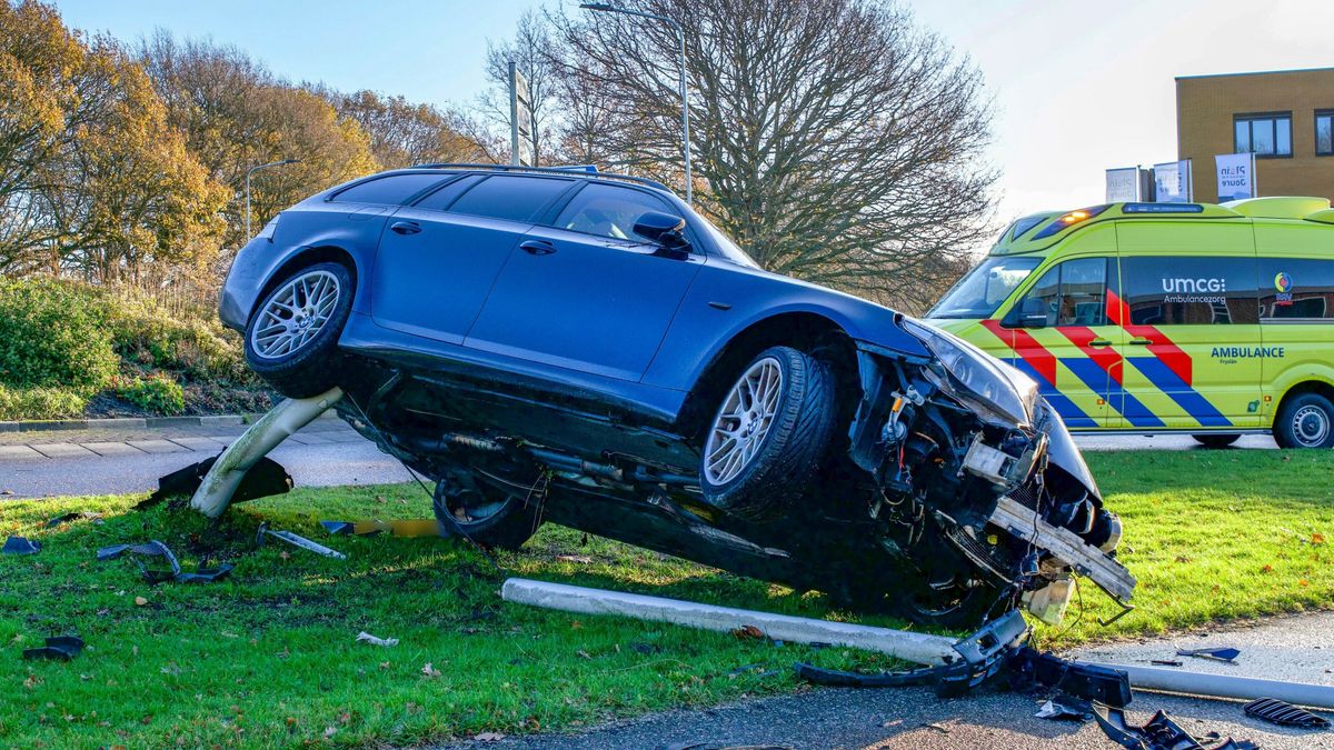 Achtergelaten auto in brand op carpool in Witmarsum