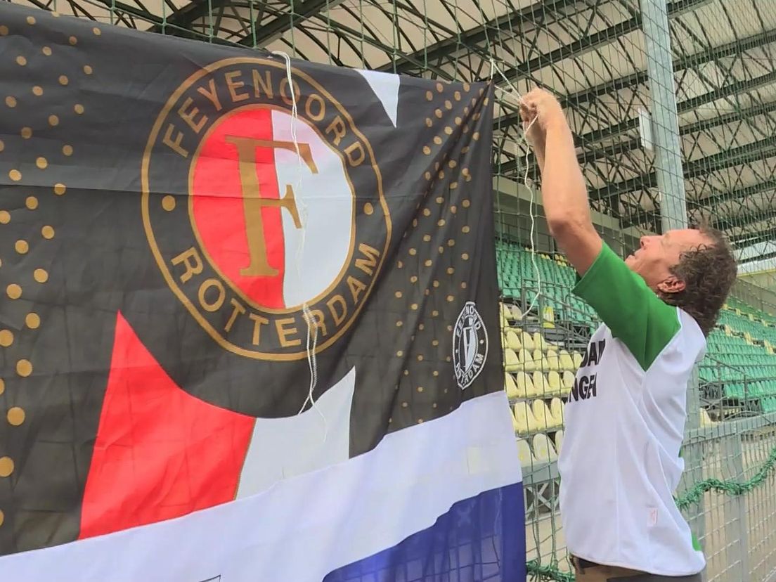 Michel Scheppink hangt de eerste spandoeken al op in Zilina.