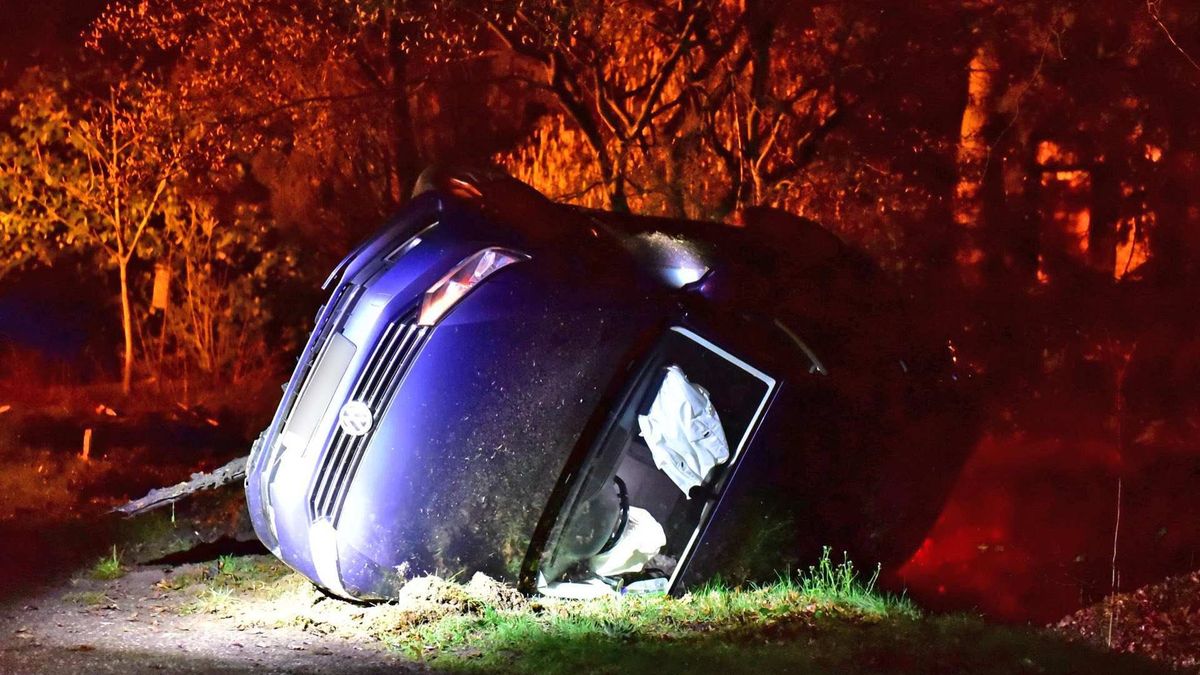 Auto mist bocht en belandt op zijkant in voortuin in Heythuysen