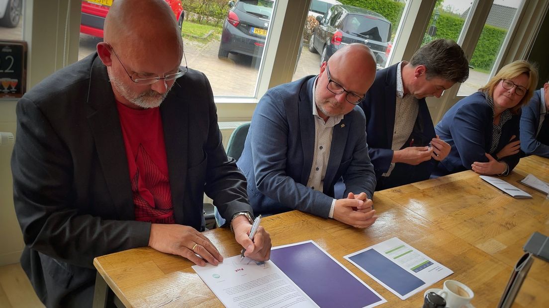 Nieuwe wethouder Joop Slomp ondertekent het coalitieakkoord