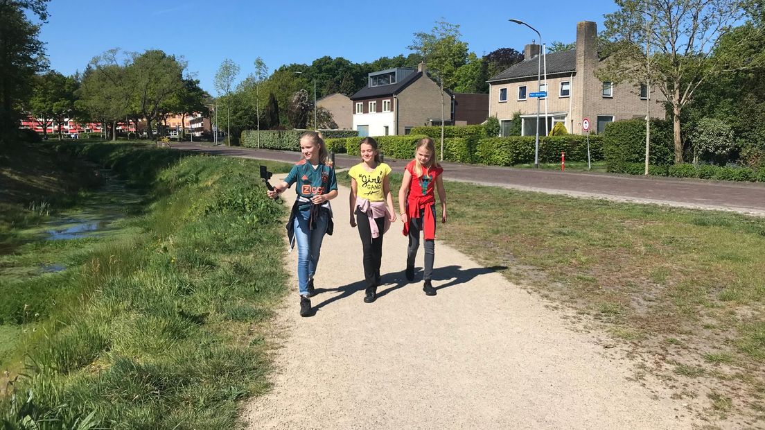 De vriendinnen Martzen, Lola en Sanna lopen de alternatieve avondvierdaagse.