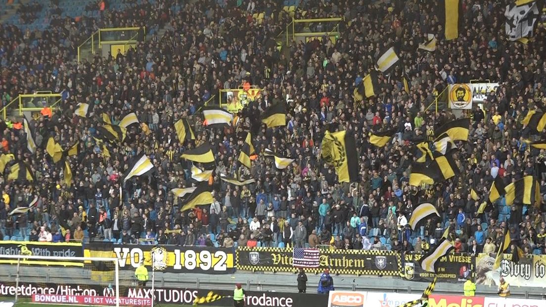 Vitesse heeft zondagmiddag niet de spanning in de eredivisie terug kunnen brengen. De topper tegen PSV ging met 2-4 verloren, er was veel strijd, maar mede door twee fouten van Vitesse-doelman Remko Pasveer kon Vitesse de wedstrijd niet tot een goed einde brengen.