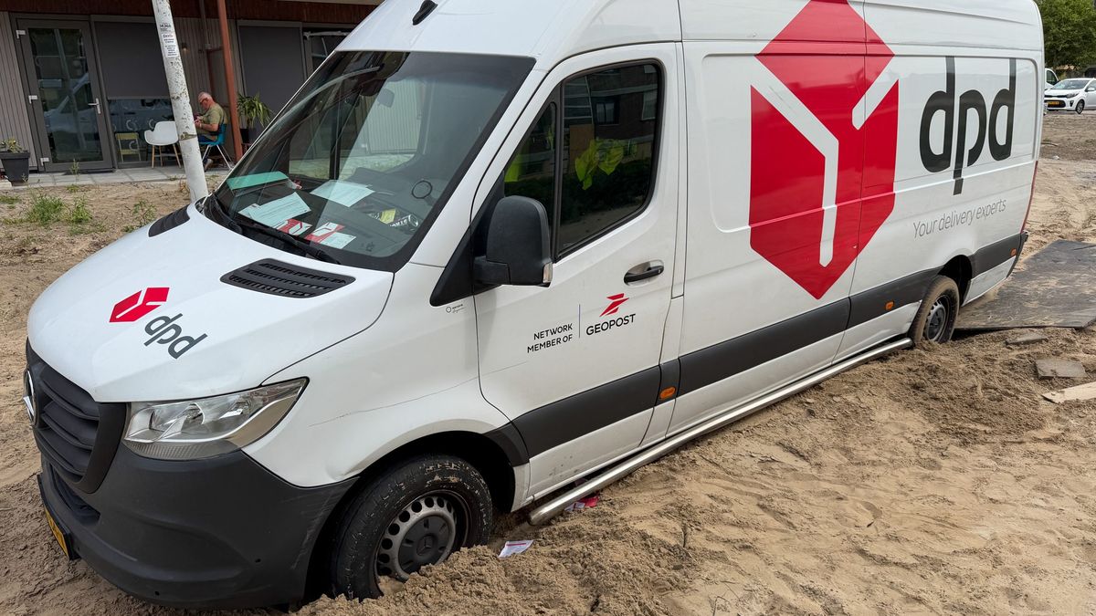 Bus van pakketbezorger vast op opengebroken weg in Leeuwarden