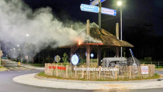 Miniatuurhooiberg in brand op rotonde