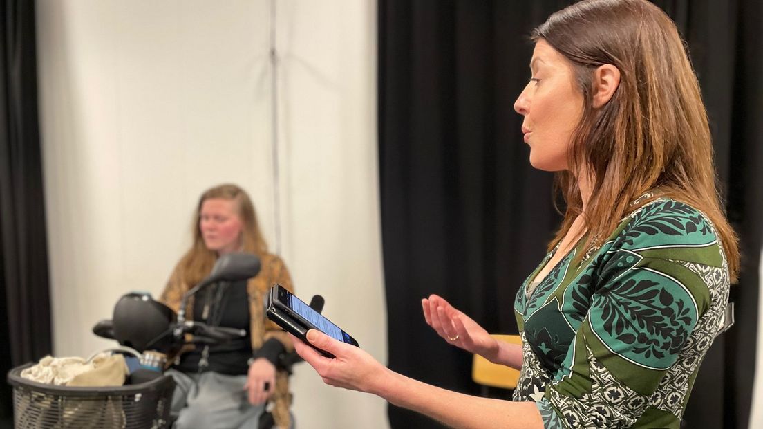 Zangdocent Iris van der Made aan het werk met Long Covid patiënten