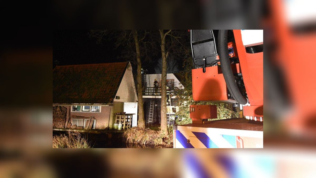 Dakbrand aan woning Tjongerpad in Delfstrahuizen onder controle