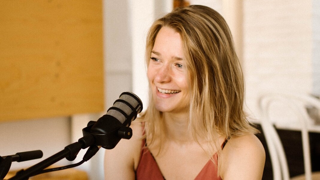 Tess Schram by opnamen fan har podcast