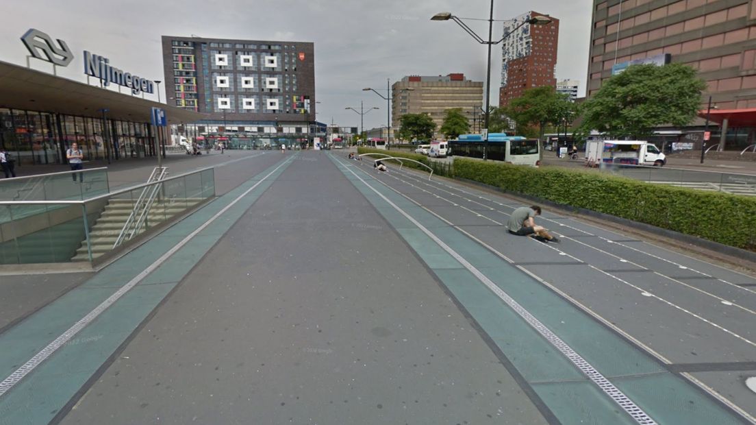 De gemeente Nijmegen gaat de veiligheid voor voetgangers en fietsers bij het station verbeteren.