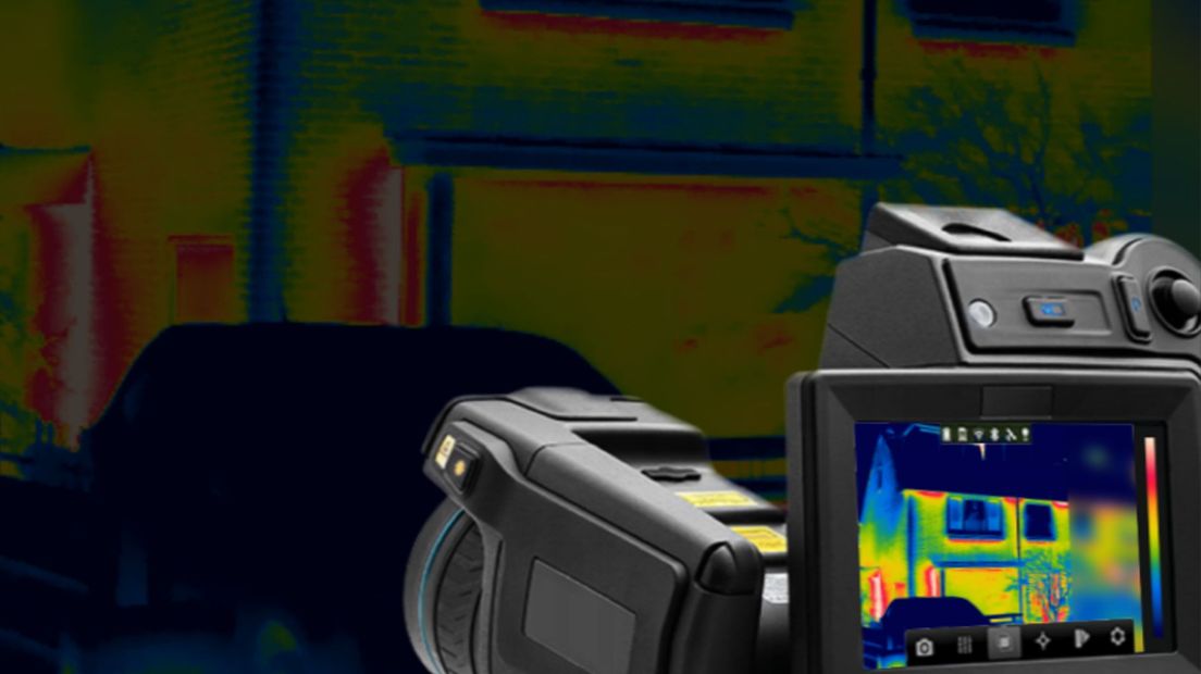 Warmtebeeld camera laat warmtelekken zien aan gevels en daken