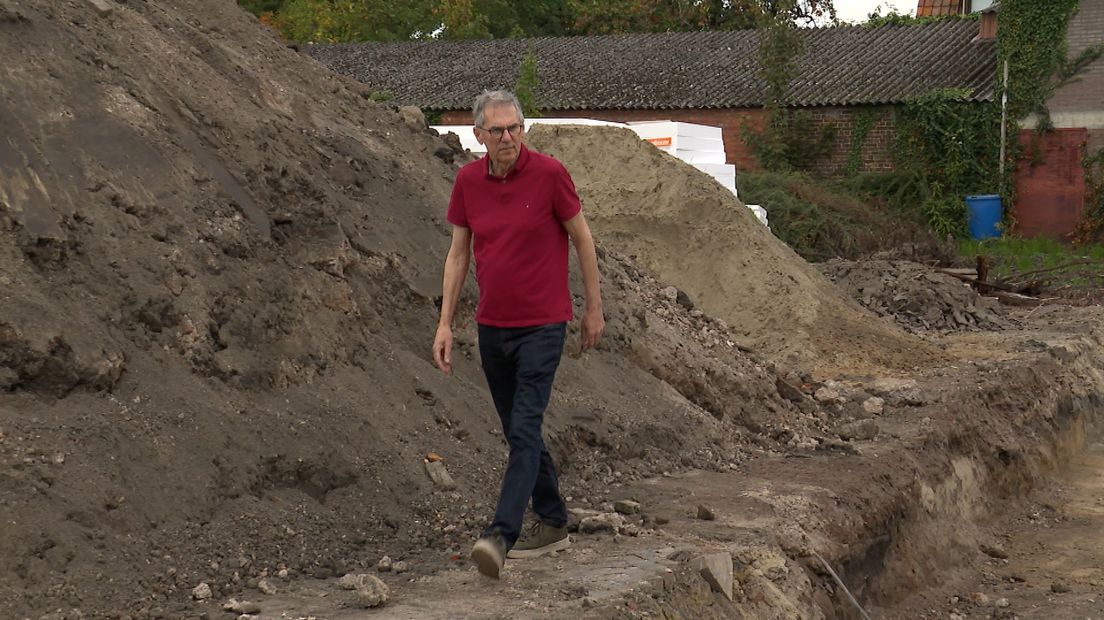 Theo Sarneel op de vindplaats van het 17e-eeuwse bouwwerk.