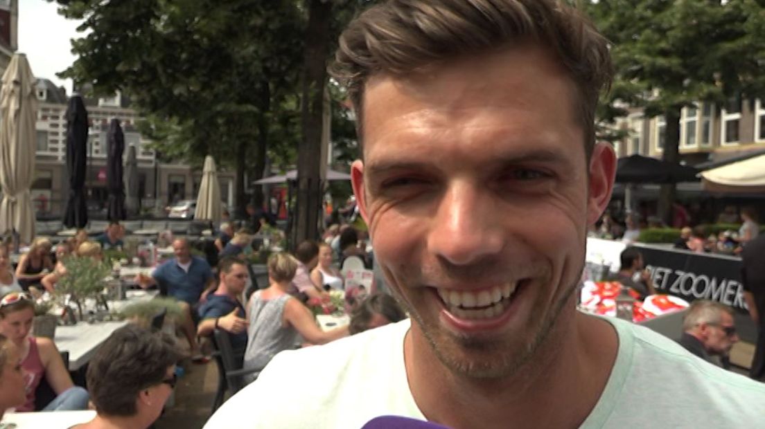 Hij had het evenement zelf bedacht, maar atleet Eelco Sintnicolaas kon zelf niet meedoen aan het polsstok hoogspringen op het Raadhuisplein van Apeldoorn.