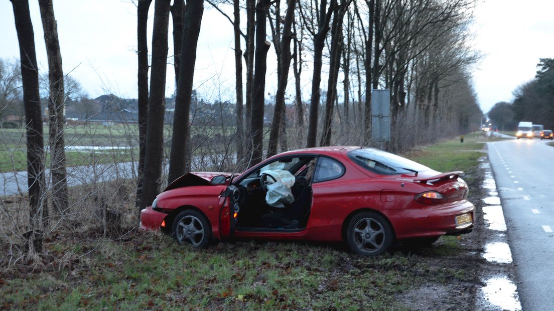 Auto tegen boom in Stegeren